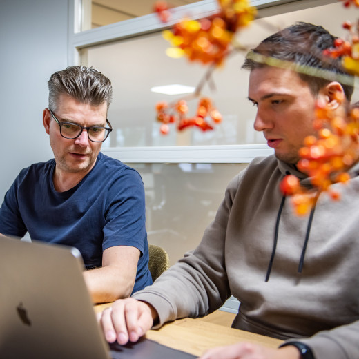 Reunion des consultants IT chez Iterates à Bruxelles - iterates Développeurs de la société de Consulting IT d’Iterates en réunion à Bruxelles - Belgique - devant un outil de gestion de projet pour le développement d'une application web