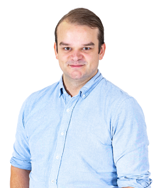 Sourire et professionnalisme dans le bureau - iterates Un jeune homme souriant dans un cadre de travail professionnel.